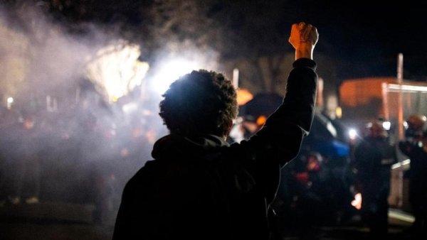 Nueva manifestación contra la violencia policial es brutalmente reprimida con más de 100 arrestos