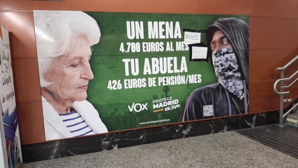 Las mentiras racistas de Vox sobre las y los inmigrantes menores no acompañados se hacen carne en un cartel electoral