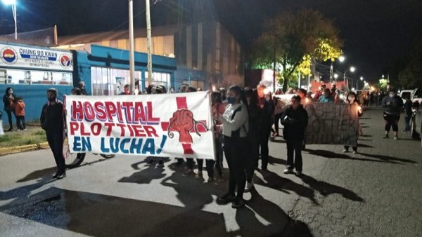 Voces de las trabajadoras del Hospital de Plottier en la marcha de antorchas