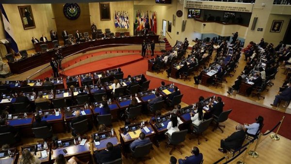 Con mayoría en el Congreso, Bukele destituyó a jueces y al Fiscal General de El Salvador