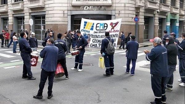 Edesur: trabajadores tercerizados de Ema se movilizan contra despidos y precarización