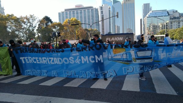 Tercerizados ferroviarios protestaron en las oficinas de Trenes Argentinos