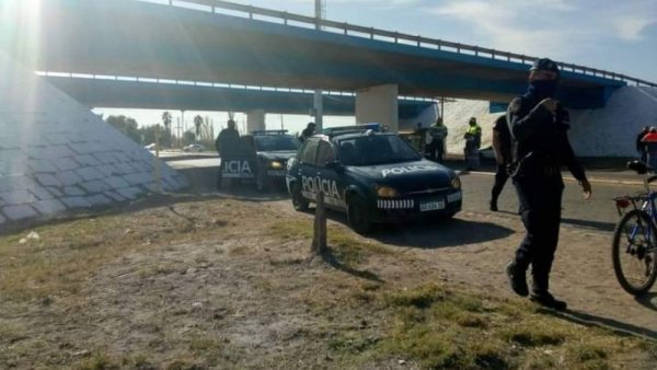 Mendoza: operativo policial para evitar que asambleístas pinten mural por la Ley 7722