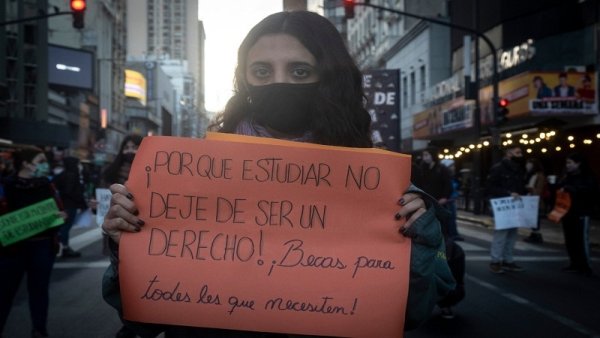 Malabares para cursar y laburar en pandemia: estudiantes del Joaquín V. González cuentan por qué organizarse