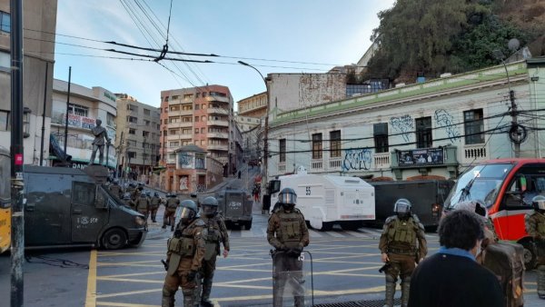 Reprimen a manifestantes en Valparaíso mientras Piñera hablaba ante el Congreso 