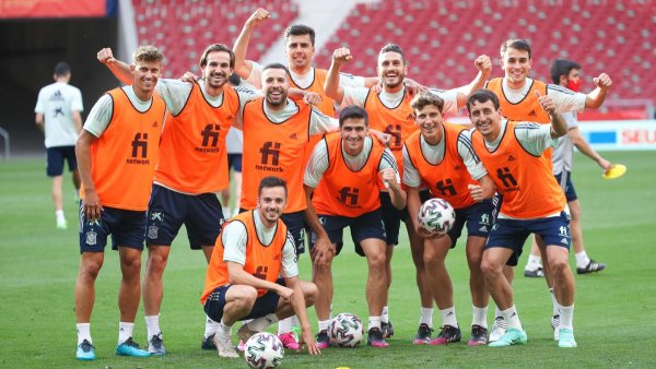 Vacunas para futbolistas antes que para pacientes de riesgo: las prioridades del gobierno español