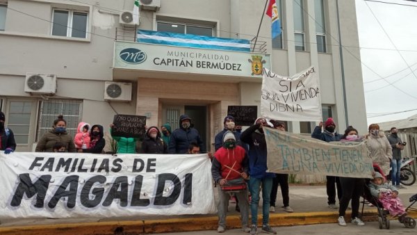 Familias de Barrio Copello exigen vivienda digna en la Municipalidad de Capitán Bermúdez