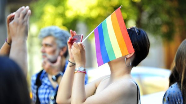 Multan a una pareja en Florida por exhibir bandera LGBT en su casa