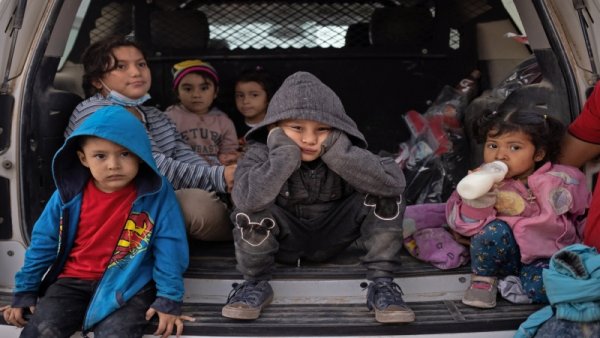 Más de 15 mil niñas y niños migrantes detenidos en la frontera con EE. UU.