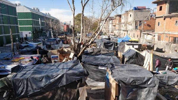 A un mes, resisten en la toma de la Villa 31