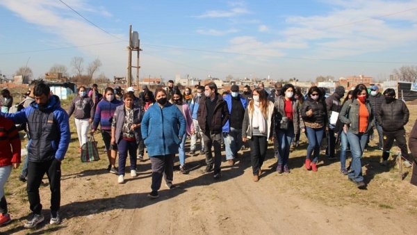 Nico del Caño visitó el barrio Nueva Unión junto a los vecinos