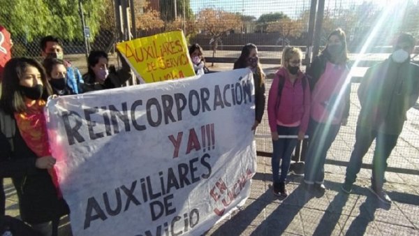 Continúa el reclamo de auxiliares de servicio despedidos sin causa en Neuquén