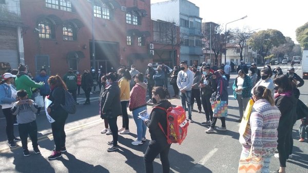 Corte de calle en Bajo Flores contra el recorte de las canastas escolares y la situación habitacional