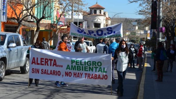 La Falda: trabajadores de Cooperativas de Obras Sanitarias marcharon contra el adeudamiento y recorte de salarios 