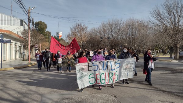 Movilizaron en San Patricio del Chañar por el estado de las escuelas