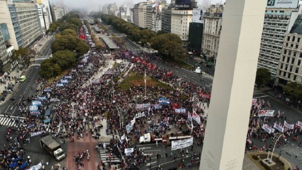 Milei quiere cobrarles $ 60 millones a desocupados que protestan contra su política de hambre