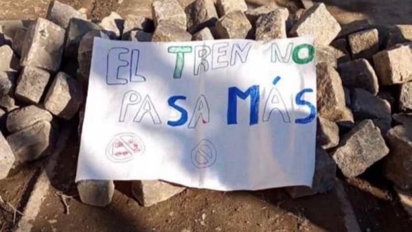 “El tren no pasa más”: vecinos reclaman luego de que una joven fuera atropellada en la villa 21-14