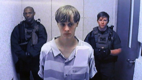 Corte aprueba ejecución del terrorista Dylann Roof