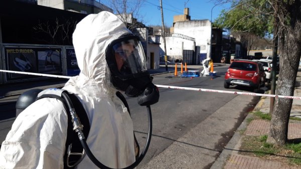 Peligroso derrame de ácido nítrico en un depósito de Barracas