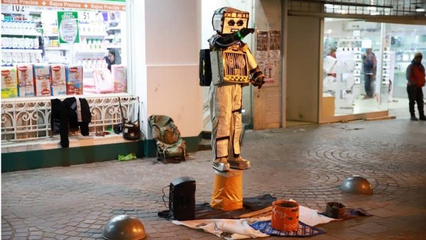 Camilo el artista callejero jujeño seguirá bailando en la peatonal