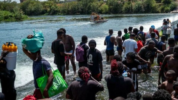 Biden deporta a miles de haitianos, mientras la Policía fronteriza los persigue y azota