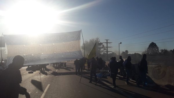 Choferes realizan corte en Acceso Oeste 