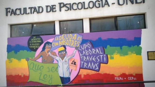 Denuncia y repudio: la gestión de Psicología de la UNLP tapó mural por el cupo laboral trans