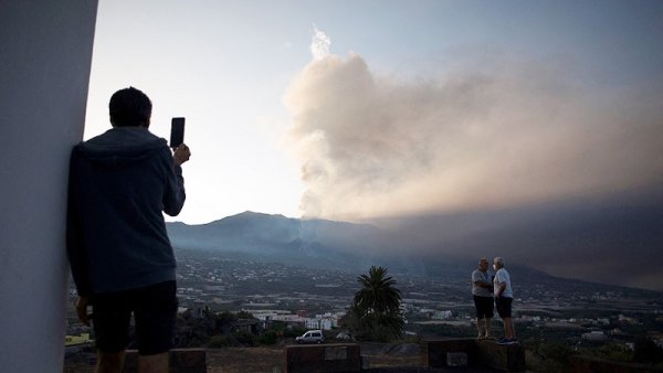 Nueva colada de lava tras el derrumbe parcial de la cara norte del volcán en La Palma