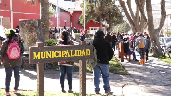 Escuelas clausuradas de Junín de los Andes se manifestaron en el municipio