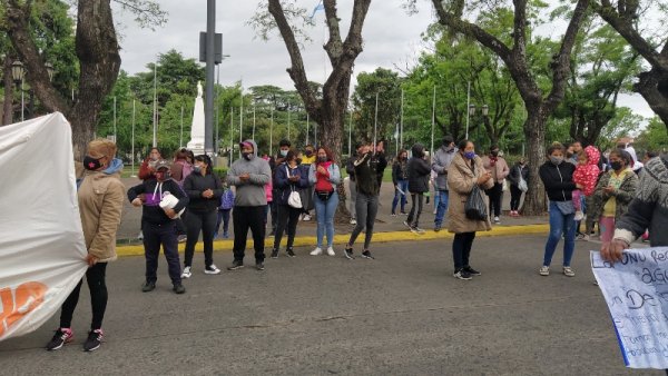 Campana: vecinos marcharon a la Municipalidad contra la falta de agua y luz