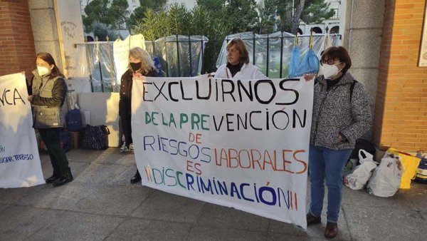 Trabajadoras del SAD mantienen la acampada ante el Ministerio de Trabajo