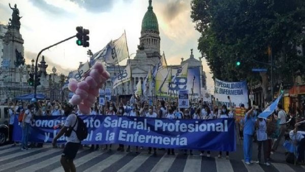 Enfermería marchó por el pase a la carrera profesional y por aumento de salarios