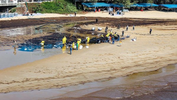 El derrame de petróleo de Chevron llegó a la costa tailandesa