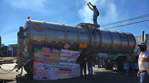 Guardia Nacional reprime a normalistas y docentes en Michoacán 