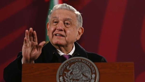 Después de la represión de la GN, AMLO insta a los normalistas de Ayotzinapa a la "no violencia"