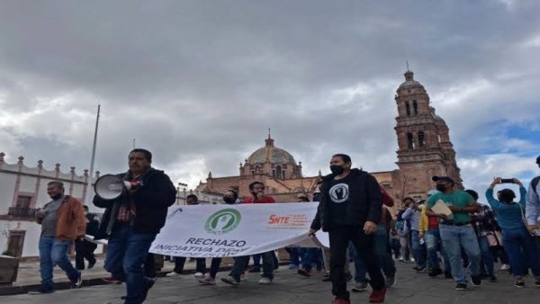 Trabajadores estatales y maestros marchan en Zacatecas por adeudos 