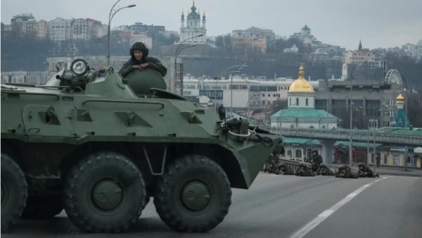 Tropas rusas entran a Kiev y Moscú pide a Ucrania "deponer las armas para dialogar"