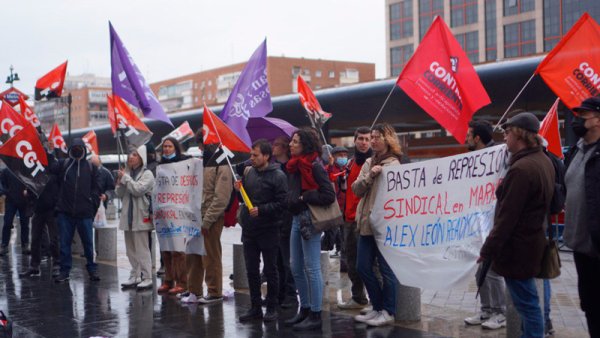 Concentración contra la represión sindical frente a la sede de CaixaBank