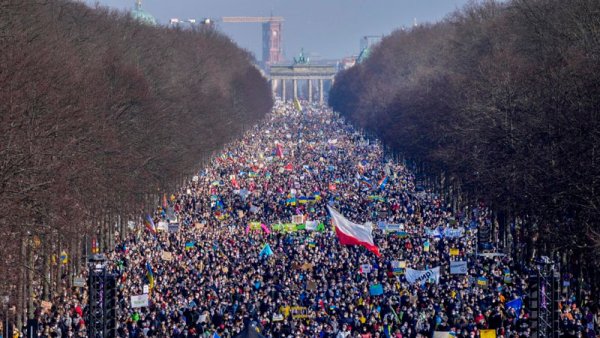 Alemania aumenta el gasto en armamento mientras miles se manifiestan contra la guerra