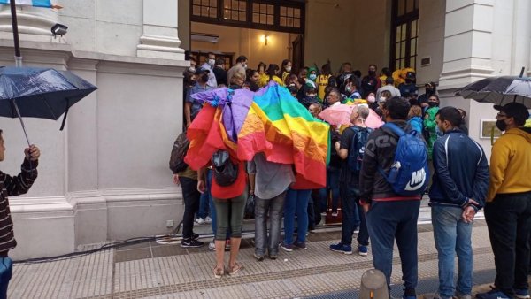 Reprimen a manifestantes frente a la Legislatura correntina