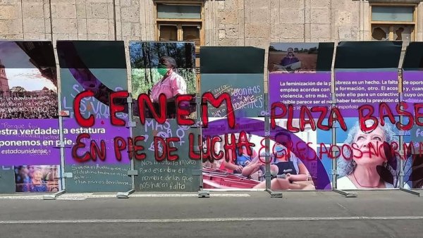 Normalistas se manifiestan el 8M, exigen estabilidad laboral y denuncian represión