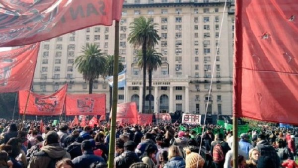 Acampe frente a Desarrollo Social de organizaciones sociales contra el ajuste y la inflación