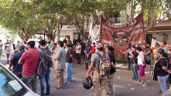 [Video] Ceramistas se movilizan a Casa de Gobierno por los tarifazos energéticos 