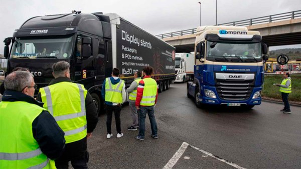 Continúan los paros en el transporte a pesar del acuerdo entre el gobierno y la patronal 