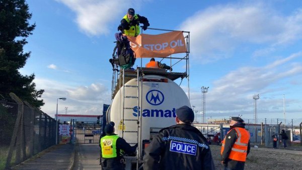 Manifestantes bloquean terminales de petróleo en Reino Unido