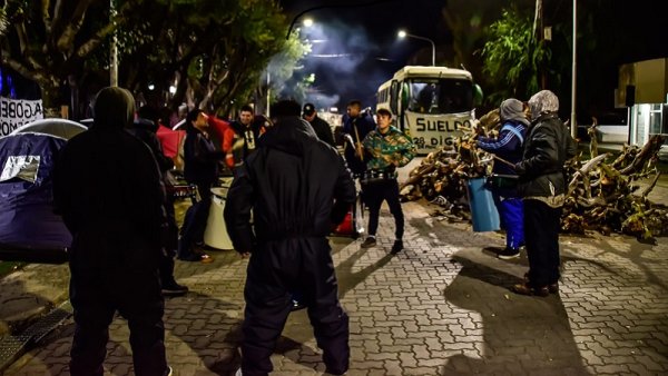 Río Gallegos: municipales de 28 de Noviembre acampan frente a Casa de Gobierno