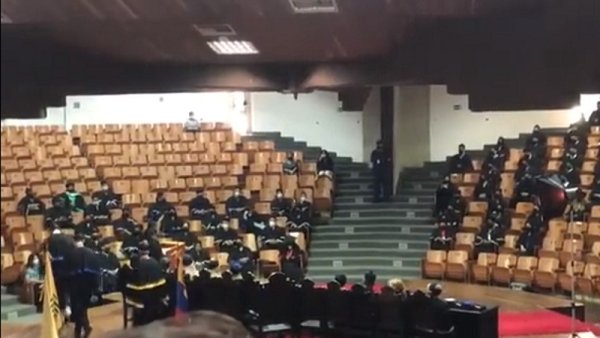 Autoridades impuestas por el gobierno en la Simón Bolívar abandonan acto ante discurso crítico de graduanda