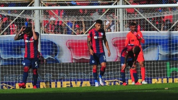 San Lorenzo: empate, protesta y barras golpeando gente