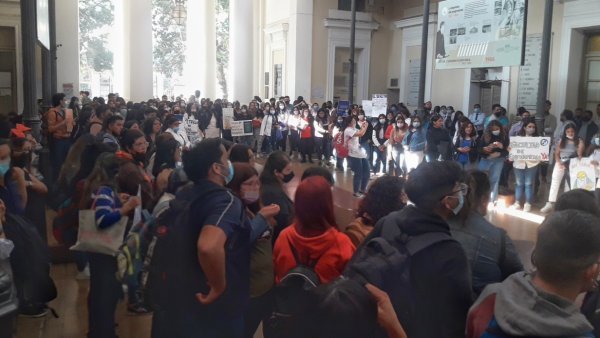 "Que salga el Rector": nueva movilización de estudiantes de Enfermería