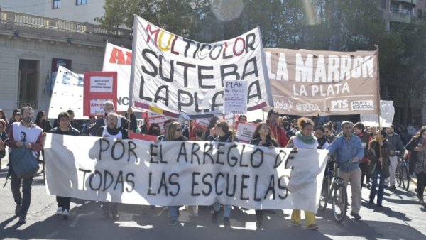 "Basta de escuelas Cromagnón": movilización educativa en La Plata por infraestructura